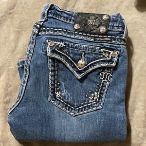 Miss Me jeans missing 1 stud.
30 x 32 inseam